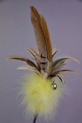 画像: キジ羽根とイエロー・ボア（ブティック卑弥呼）