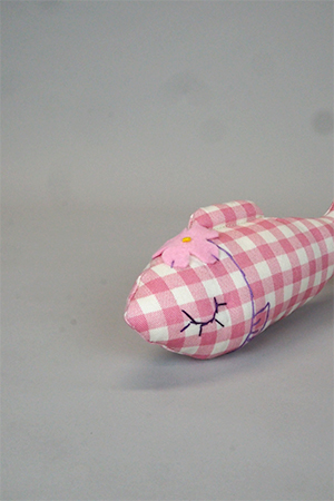 画像1: ‘ Madam Junko’のオーガニック・キャットニップ お魚 《ピンクと白のチェック》