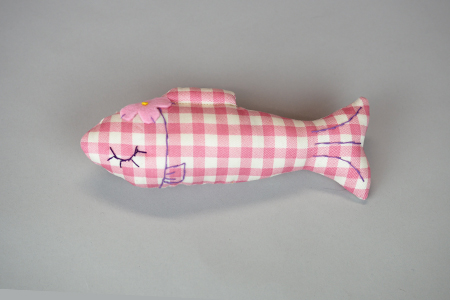 画像: ‘ Madam Junko’のオーガニック・キャットニップ お魚 《ピンクと白のチェック》