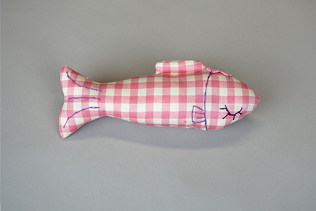 画像: ‘ Madam Junko’のオーガニック・キャットニップ お魚 《ピンクと白のチェック》