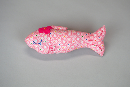 画像: ‘ Madam Junko’のオーガニック・キャットニップ お魚 《ピンク地に麻の葉模様》