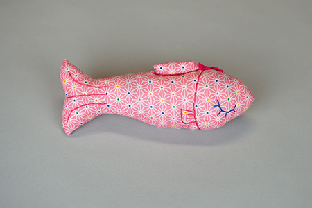 画像: ‘ Madam Junko’のオーガニック・キャットニップ お魚 《ピンク地に麻の葉模様》